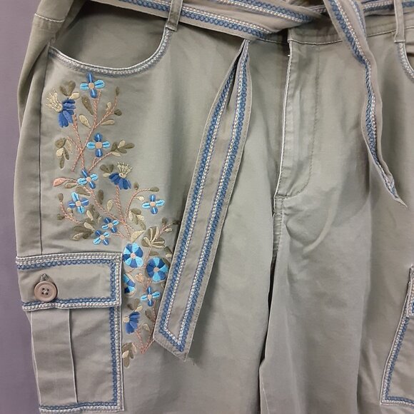 Sundance Womans Pants Size 16 Embroidered, Cargo Pockets, Belt, Zip Legs - Picture 3 of 10